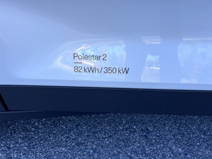 Batteriekapazität und Motorleistung stehen bei Polestar unten auf den beiden vorderen Türen. (Bild: Polestar)